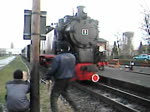 Ein Nikolauszug der Mansfelder Bergwerksbahn mit Zuglok 11 und Schlusslok 9 (O&K) hat Ausfahrt aus dem Personenbahnhof Benndorf.(06.12.2008)